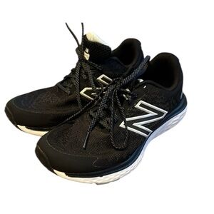 New Balance Black and White Athletic Shoes with‎ Supportive Midsole SU